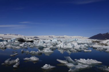 Jokulsarlon İzlanda 'nın güneyindeki Vatnajokull Ulusal Parkı' nın güneyinde büyük bir buzul gölüdür.