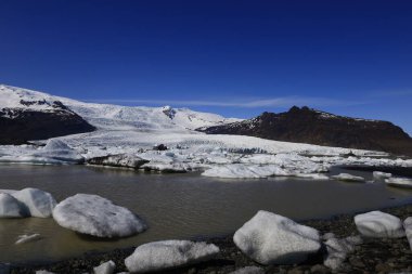 Fjallsarlon İzlanda 'nın Vatnajokull buzulunun güneyinde yer alan bir proglasyon gölüdür.