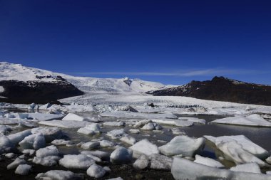 Fjallsarlon İzlanda 'nın Vatnajokull buzulunun güneyinde yer alan bir proglasyon gölüdür.