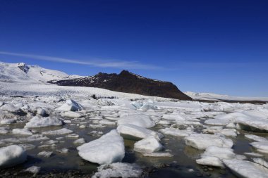 Fjallsarlon İzlanda 'nın Vatnajokull buzulunun güneyinde yer alan bir proglasyon gölüdür.