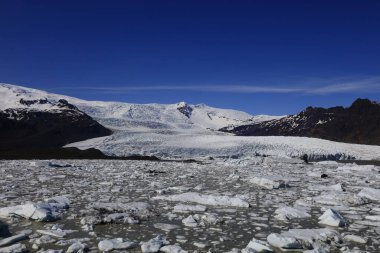 Fjallsarlon İzlanda 'nın Vatnajokull buzulunun güneyinde yer alan bir proglasyon gölüdür.