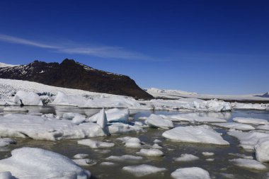 Fjallsarlon İzlanda 'nın Vatnajokull buzulunun güneyinde yer alan bir proglasyon gölüdür.