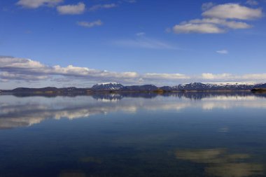 Myvatn, İzlanda 'nın kuzeyinde, Krafla volkanı yakınlarında aktif bir volkanik bölgede bulunan sığ bir göldür.