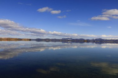 Myvatn, İzlanda 'nın kuzeyinde, Krafla volkanı yakınlarında aktif bir volkanik bölgede bulunan sığ bir göldür.