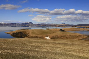 Myvatn, İzlanda 'nın kuzeyinde, Krafla volkanı yakınlarında aktif bir volkanik bölgede bulunan sığ bir göldür.