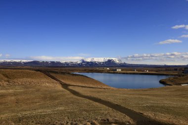 Myvatn, İzlanda 'nın kuzeyinde, Krafla volkanı yakınlarında aktif bir volkanik bölgede bulunan sığ bir göldür.