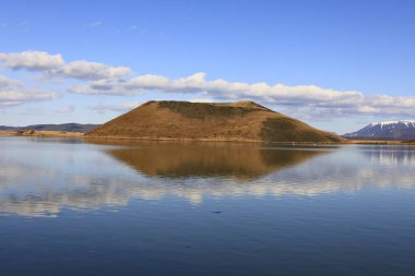 Myvatn, İzlanda 'nın kuzeyinde, Krafla volkanı yakınlarında aktif bir volkanik bölgede bulunan sığ bir göldür.