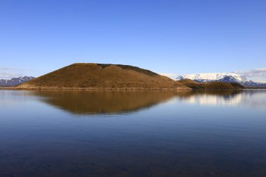 Myvatn, İzlanda 'nın kuzeyinde, Krafla volkanı yakınlarında aktif bir volkanik bölgede bulunan sığ bir göldür.