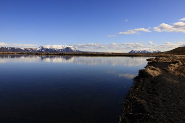 Myvatn, İzlanda 'nın kuzeyinde, Krafla volkanı yakınlarında aktif bir volkanik bölgede bulunan sığ bir göldür.