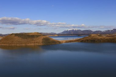 Myvatn, İzlanda 'nın kuzeyinde, Krafla volkanı yakınlarında aktif bir volkanik bölgede bulunan sığ bir göldür.