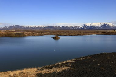 Myvatn, İzlanda 'nın kuzeyinde, Krafla volkanı yakınlarında aktif bir volkanik bölgede bulunan sığ bir göldür.