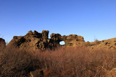 Dimmuborgir, İzlanda 'da Myvatn' ın doğusunda olağandışı şekilli lav tarlalarının oluşturduğu geniş bir alan.. 