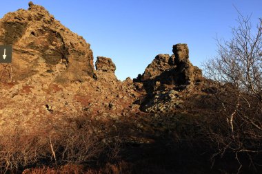 Dimmuborgir, İzlanda 'da Myvatn' ın doğusunda olağandışı şekilli lav tarlalarının oluşturduğu geniş bir alan.. 