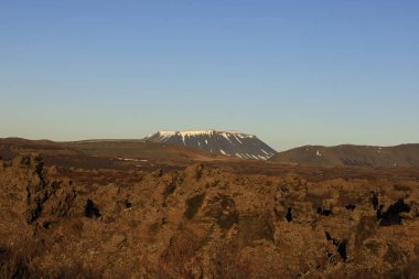 Dimmuborgir, İzlanda 'da Myvatn' ın doğusunda olağandışı şekilli lav tarlalarının oluşturduğu geniş bir alan.. 