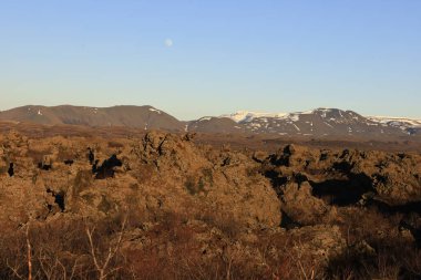 Dimmuborgir, İzlanda 'da Myvatn' ın doğusunda olağandışı şekilli lav tarlalarının oluşturduğu geniş bir alan.. 