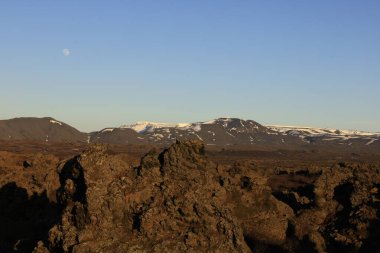 Dimmuborgir, İzlanda 'da Myvatn' ın doğusunda olağandışı şekilli lav tarlalarının oluşturduğu geniş bir alan.. 