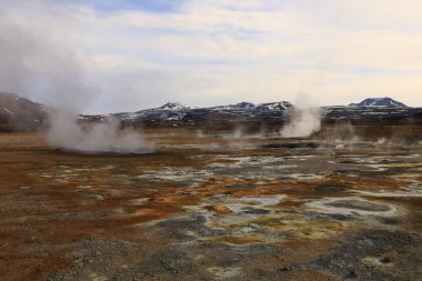  Namafjall, İzlanda 'nın kuzey kesiminde, Myvatn' ın doğusunda ve Krafla kalderasının güneybatısında yer alan küçük bir dağdır.