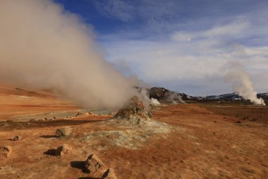  Namafjall, İzlanda 'nın kuzey kesiminde, Myvatn' ın doğusunda ve Krafla kalderasının güneybatısında yer alan küçük bir dağdır.