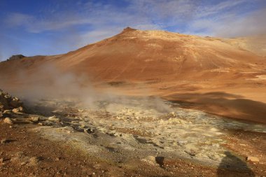  Namafjall, İzlanda 'nın kuzey kesiminde, Myvatn' ın doğusunda ve Krafla kalderasının güneybatısında yer alan küçük bir dağdır.