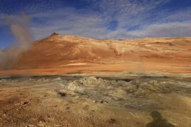  Namafjall, İzlanda 'nın kuzey kesiminde, Myvatn' ın doğusunda ve Krafla kalderasının güneybatısında yer alan küçük bir dağdır.