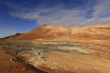  Namafjall, İzlanda 'nın kuzey kesiminde, Myvatn' ın doğusunda ve Krafla kalderasının güneybatısında yer alan küçük bir dağdır.