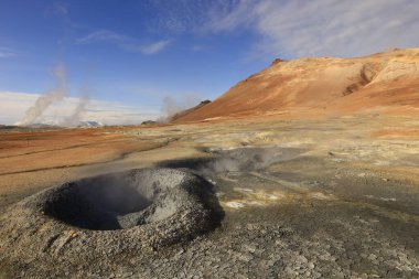  Namafjall, İzlanda 'nın kuzey kesiminde, Myvatn' ın doğusunda ve Krafla kalderasının güneybatısında yer alan küçük bir dağdır.