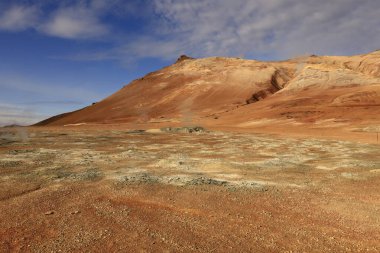  Namafjall, İzlanda 'nın kuzey kesiminde, Myvatn' ın doğusunda ve Krafla kalderasının güneybatısında yer alan küçük bir dağdır.