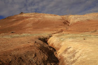  Namafjall, İzlanda 'nın kuzey kesiminde, Myvatn' ın doğusunda ve Krafla kalderasının güneybatısında yer alan küçük bir dağdır.