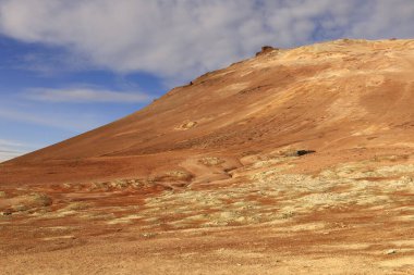  Namafjall, İzlanda 'nın kuzey kesiminde, Myvatn' ın doğusunda ve Krafla kalderasının güneybatısında yer alan küçük bir dağdır.