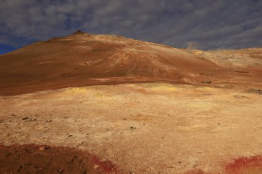  Namafjall, İzlanda 'nın kuzey kesiminde, Myvatn' ın doğusunda ve Krafla kalderasının güneybatısında yer alan küçük bir dağdır.