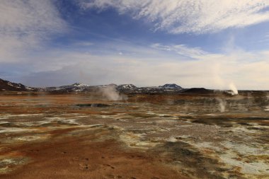  Namafjall, İzlanda 'nın kuzey kesiminde, Myvatn' ın doğusunda ve Krafla kalderasının güneybatısında yer alan küçük bir dağdır.