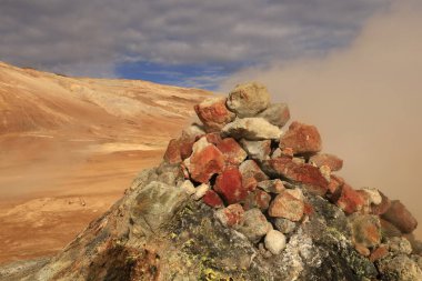  Namafjall, İzlanda 'nın kuzey kesiminde, Myvatn' ın doğusunda ve Krafla kalderasının güneybatısında yer alan küçük bir dağdır.