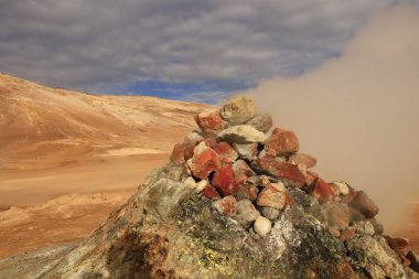  Namafjall, İzlanda 'nın kuzey kesiminde, Myvatn' ın doğusunda ve Krafla kalderasının güneybatısında yer alan küçük bir dağdır.