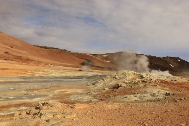  Namafjall, İzlanda 'nın kuzey kesiminde, Myvatn' ın doğusunda ve Krafla kalderasının güneybatısında yer alan küçük bir dağdır.