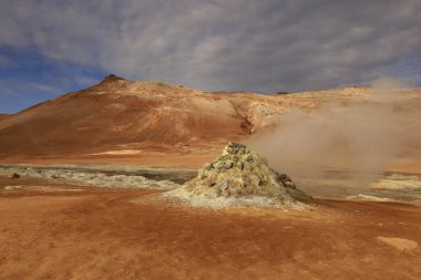  Namafjall, İzlanda 'nın kuzey kesiminde, Myvatn' ın doğusunda ve Krafla kalderasının güneybatısında yer alan küçük bir dağdır.