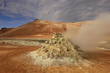  Namafjall, İzlanda 'nın kuzey kesiminde, Myvatn' ın doğusunda ve Krafla kalderasının güneybatısında yer alan küçük bir dağdır.