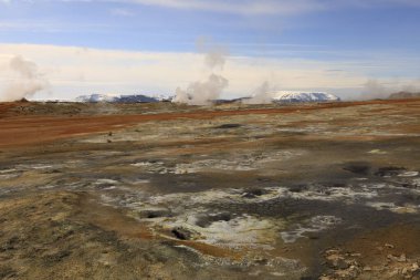  Namafjall, İzlanda 'nın kuzey kesiminde, Myvatn' ın doğusunda ve Krafla kalderasının güneybatısında yer alan küçük bir dağdır.