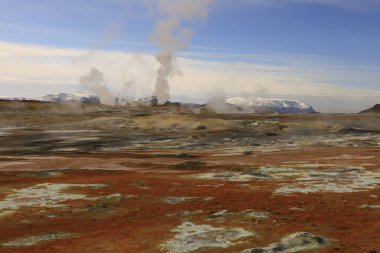  Namafjall, İzlanda 'nın kuzey kesiminde, Myvatn' ın doğusunda ve Krafla kalderasının güneybatısında yer alan küçük bir dağdır.