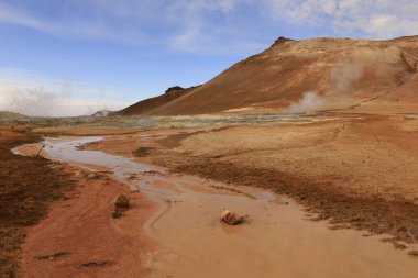  Namafjall, İzlanda 'nın kuzey kesiminde, Myvatn' ın doğusunda ve Krafla kalderasının güneybatısında yer alan küçük bir dağdır.