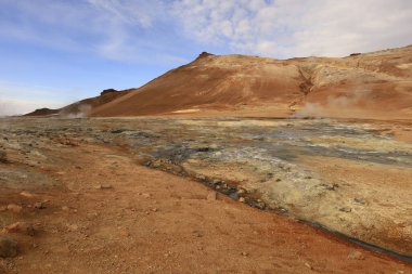  Namafjall, İzlanda 'nın kuzey kesiminde, Myvatn' ın doğusunda ve Krafla kalderasının güneybatısında yer alan küçük bir dağdır.