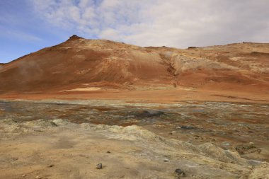  Namafjall, İzlanda 'nın kuzey kesiminde, Myvatn' ın doğusunda ve Krafla kalderasının güneybatısında yer alan küçük bir dağdır.