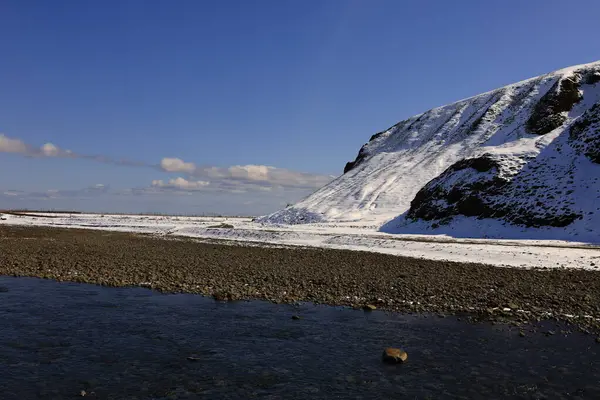 İzlanda 'nın güney kıyısındaki Vik i Myrdal' ın yanındaki bir dağa bak.