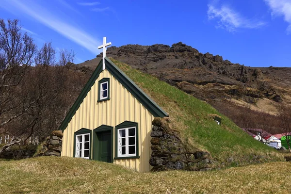 Kalfafell, İzlanda 'nın güneydoğusunda, Vatnajokull buzulunun yakınında bir köydür.