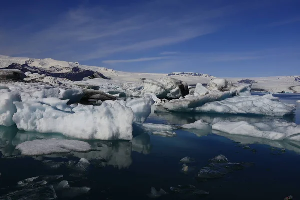 Jokulsarlon İzlanda 'nın güneyindeki Vatnajokull Ulusal Parkı' nın güneyinde büyük bir buzul gölüdür.