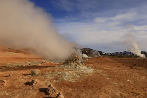 Namafjall, İzlanda 'nın kuzey kesiminde, Myvatn' ın doğusunda ve Krafla kalderasının güneybatısında yer alan küçük bir dağdır.