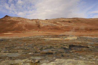  Namafjall, İzlanda 'nın kuzey kesiminde, Myvatn' ın doğusunda ve Krafla kalderasının güneybatısında yer alan küçük bir dağdır.