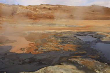  Namafjall, İzlanda 'nın kuzey kesiminde, Myvatn' ın doğusunda ve Krafla kalderasının güneybatısında yer alan küçük bir dağdır.