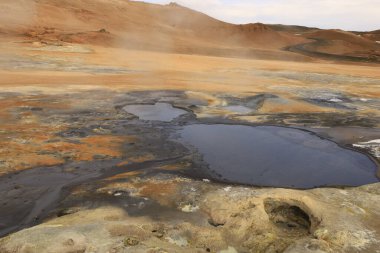  Namafjall, İzlanda 'nın kuzey kesiminde, Myvatn' ın doğusunda ve Krafla kalderasının güneybatısında yer alan küçük bir dağdır.