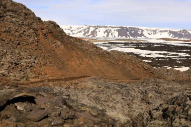 İzlanda 'nın Krafla Volkanik Sistemi' nde Myvatn Gölü 'nün kuzeydoğusunda yer alan aktif bir volkan olan Leirhnjukur' dan bakış açısı 