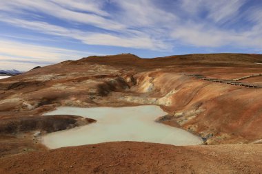 İzlanda 'nın Krafla Volkanik Sistemi' nde Myvatn Gölü 'nün kuzeydoğusunda yer alan aktif bir volkan olan Leirhnjukur' dan bakış açısı 
